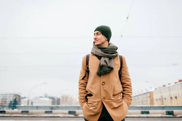 Lifestyle Porträt Eines Gutaussehenden Mannes Eleganter Kleidung Der Draußen Auf — Stockfoto