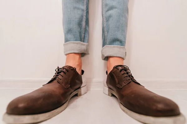 Zwei Männerbeine Halb Schienbein Leicht Hochgekrempelten Jeans Und Groben Braunen — Stockfoto