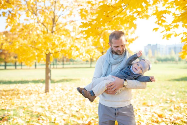 Gelukkig Vader Poseren Met Zijn Stijlvolle Kind Herfst Park — Stockfoto