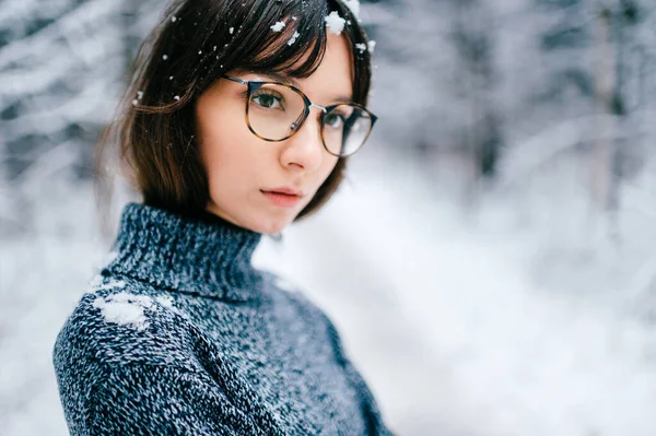 Jonge Vreemde Mooie Schattige Mooie Meisje Gebreide Trui Portret Buiten — Stockfoto