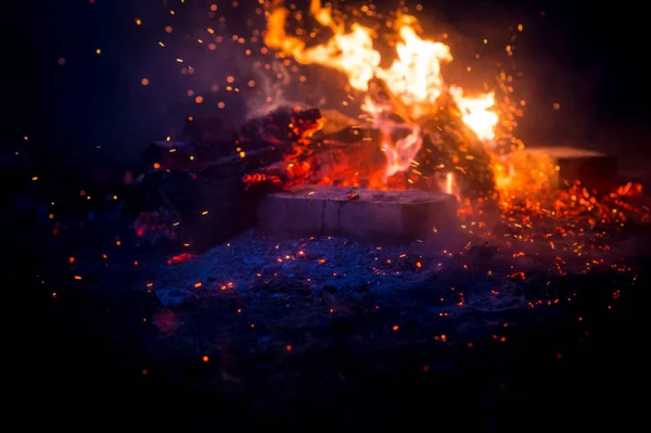 Bränner Ved Natten Campfire Turist Läger Naturen Bergen Flamman Amd — Stockfoto