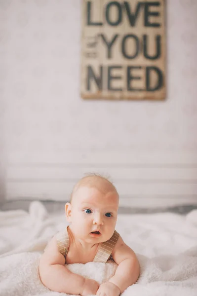 Bayi Laki Laki Yang Baru Lahir Yang Manis Dengan Senyum — Stok Foto