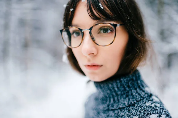 Jovem Estranha Linda Adorável Linda Menina Malha Suéter Retrato Livre — Fotografia de Stock