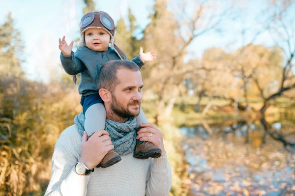 Gelukkig Vader Met Zijn Mooie Zoon Piloot Hoed Zijn Schouders — Stockfoto