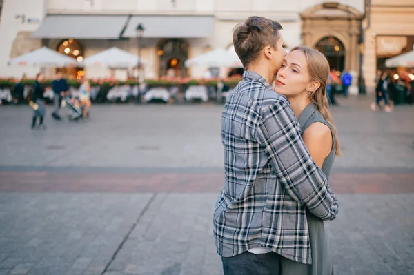 Jóvenes Abrazos Pareja Plaza Central Cracovia Cracovia — Foto de Stock