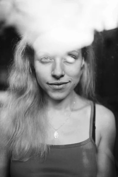 Ασπρόμαυρο Πορτραίτο Ενός Όμορφου Καυκάσιου Κοριτσιού Μπλε Μάτια Ξανθά Μαλλιά — Φωτογραφία Αρχείου