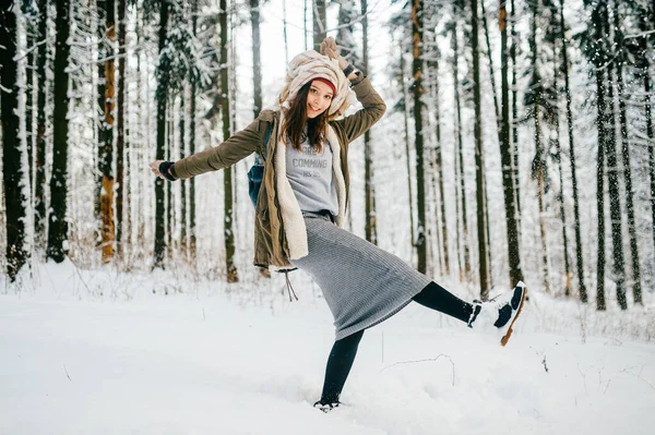 Vtipná Mladá Atraktivní Dívka Turbanem Šály Pózující Sněžném Lese — Stock fotografie