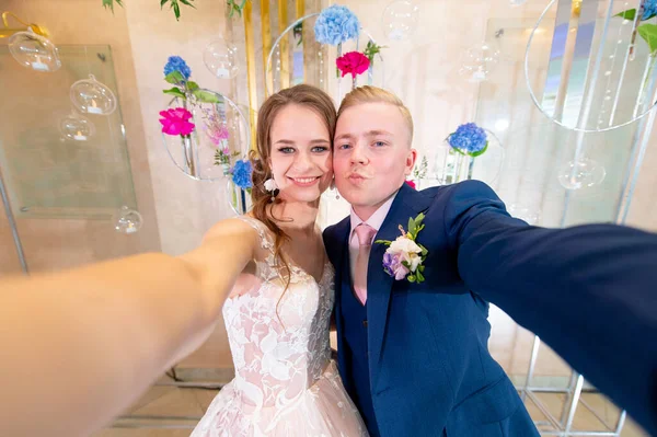 Pareja Divertida Boda Tomando Selfie Fondo Decorativo Pared —  Fotos de Stock