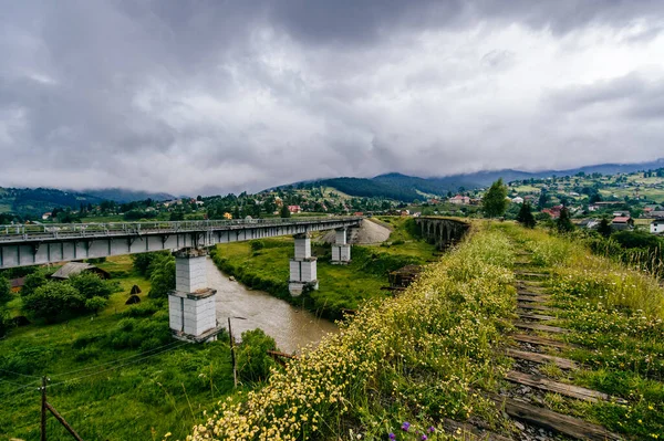 Живописный Сказочный Пейзаж Видом Железнодорожный Мост Горы Покрытые Грозовыми Дождливыми — стоковое фото