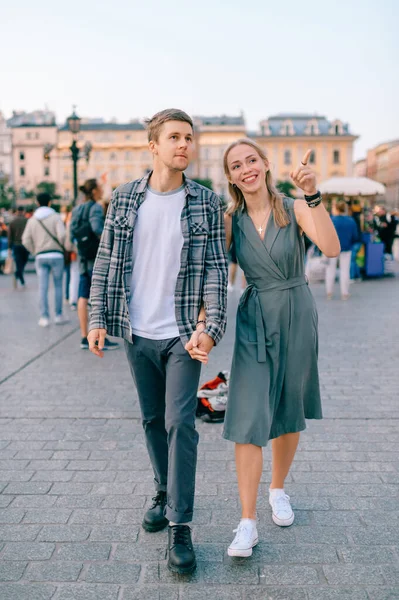 Szczęśliwa Kochająca Się Para Uśmiecha Się Spaceruje Głównym Placu Krakowie — Zdjęcie stockowe