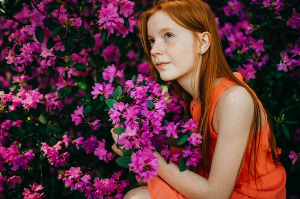 Een Schattig Meisje Een Zomer Jurk Geniet Van Planten Botanische — Stockfoto