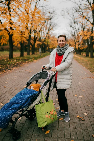 Porträtt Ung Vacker Kaukasisk Kvinna Röd Tröja Svarta Byxor Svabbade — Stockfoto