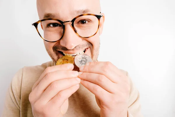 Κοντινό Αστείο Πορτραίτο Φαλακρού Άντρα Άπληστος Ανθρακωρύχος Cryptocurrency Δάγκωμα Bitcoin — Φωτογραφία Αρχείου