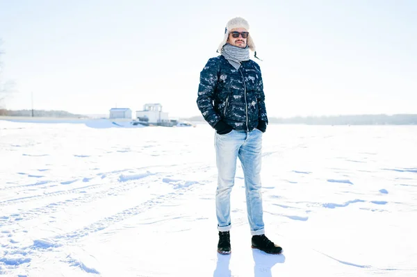 Drömmer Stilig Man Solglasögon Poserar Snöfältet — Stockfoto