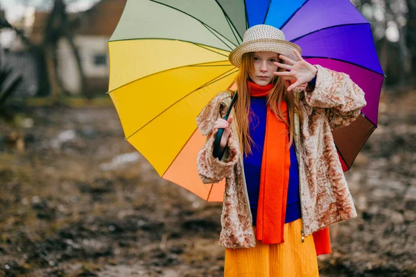 Fille Drôle Insolite Dans Une Longue Jupe Jaune Veste Blanche — Photo