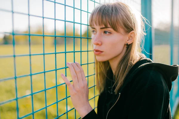 Ritratto Una Bella Ragazza Caucasica Con Capelli Corti Biondi Sbattuta — Foto Stock