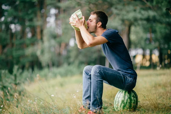 Joven Extraño Extraño Hombre Comiendo Sandía Bebiendo Jugo Naturaleza Gran — Foto de Stock