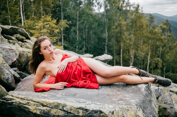 Sexy Schöne Brünette Swingt Glamouröses Luder Das Sommer Auf Steinen — Stockfoto