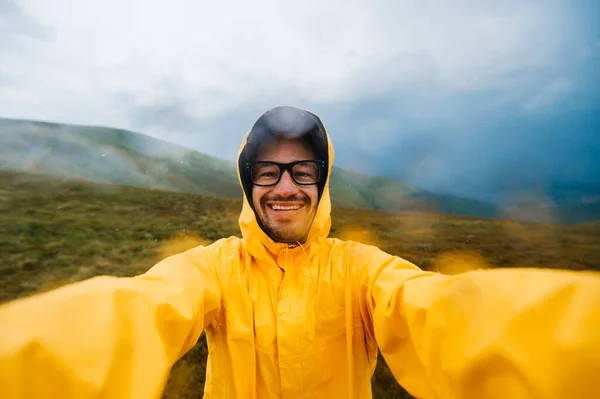 Retrato Selfie Viajero Sonriente Risueño Con Impermeable Amarillo Gafas Las — Foto de Stock