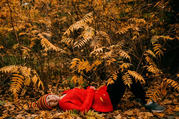 Krásná Běloška Hezkou Tvářičkou Červeném Svetru Černými Kalhotami Barevným Pleteným — Stock fotografie