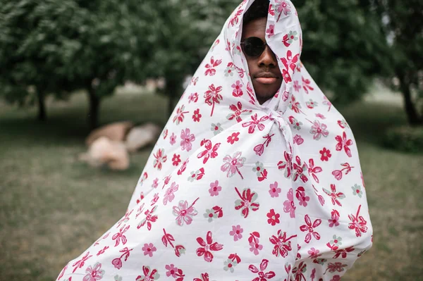 Muž Tmavé Pleti Pokrytý Tištěným Listem Jako Arabský Šejk Detailní — Stock fotografie