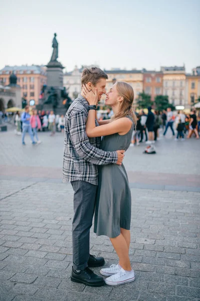 Νέοι Αγάπη Ζευγάρι Αγκαλιές Στην Κεντρική Πλατεία Στην Κρακοβία Κρακοβία — Φωτογραφία Αρχείου