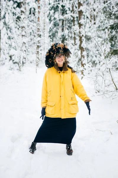 Vreemde Jonge Bizzare Chique Eenzame Meisje Maken Rare Poses Winter — Stockfoto