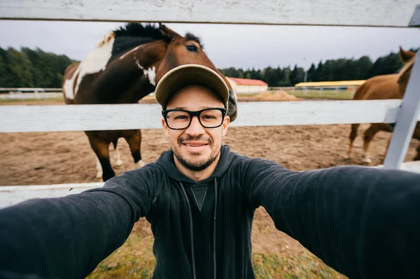 Boldog Nevető Szakállas Férfi Szemüvegben Aki Szelfit Készít Házi Emlősállatokkal — Stock Fotó