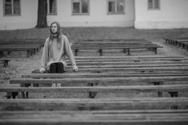Chica Deprimida Triste Sentado Solo Banco Parque Con Múltiples Bancos —  Fotos de Stock