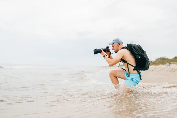 Hombre Con Cámara Fotográfica Tomando Fotos Del Mar Hombre Fotógrafo — Foto de Stock