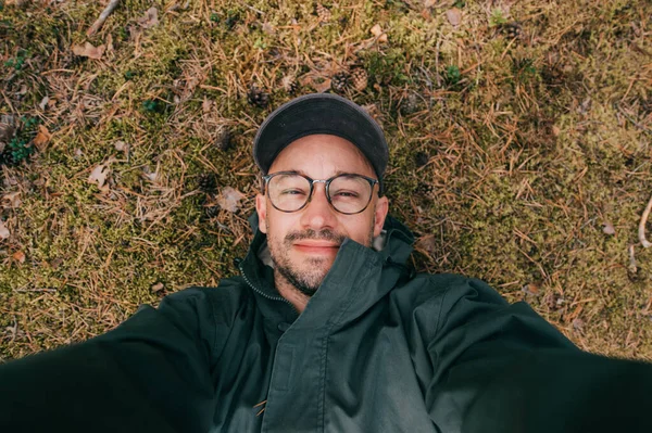 Forestier Mâle Avec Des Lunettes Une Casquette Trouve Sur Sol — Photo