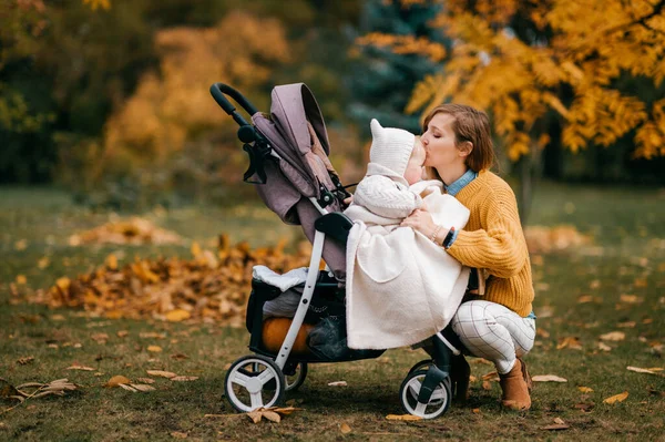 Stilig Liten Bebis Med Stora Blå Ögon Kort Rött Hår — Stockfoto