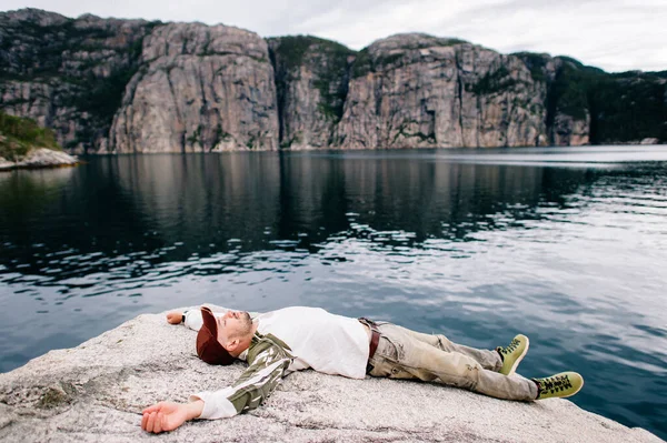 Homem Viajante Solitário Jeans Boné Marrom Shooes Verdes Deitado Dormindo — Fotografia de Stock