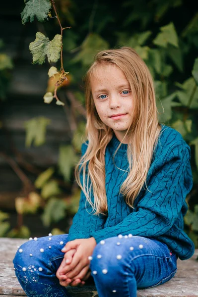 Vit Vacker Flicka Med Långt Vackert Hår Blå Hoody Sitter — Stockfoto