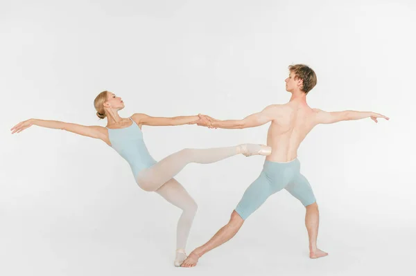 Dois Jovens Bailarinos Clássicos Praticando Contra Fundo Estúdio Branco — Fotografia de Stock
