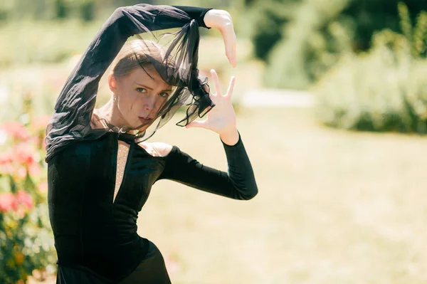 Mujer Excéntrica Vestido Negro Con Velo Manga Posando Parque Verano —  Fotos de Stock