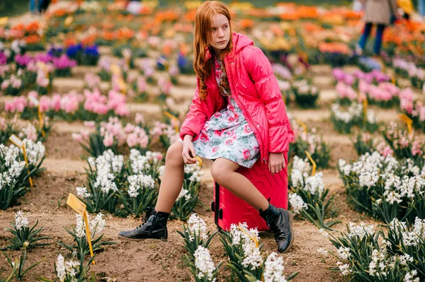 秋の服の女性Cucasianティーネージャーの写真は大きな花の庭に座っています — ストック写真