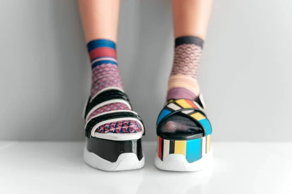 Schöne Frauenbeine Unpassenden Trendigen Socken Die Zwei Verschiedenen Modischen High — Stockfoto