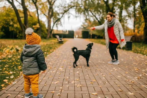 Ung Mor Leker Med Sitt Lilla Barn Och Sin Svarta — Stockfoto