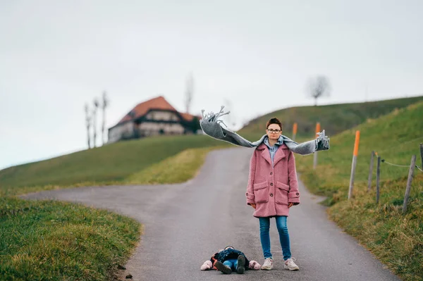 Bilde Vakker Ung Hvit Kvinne Med Pent Ansikt Kort Mørkt – stockfoto