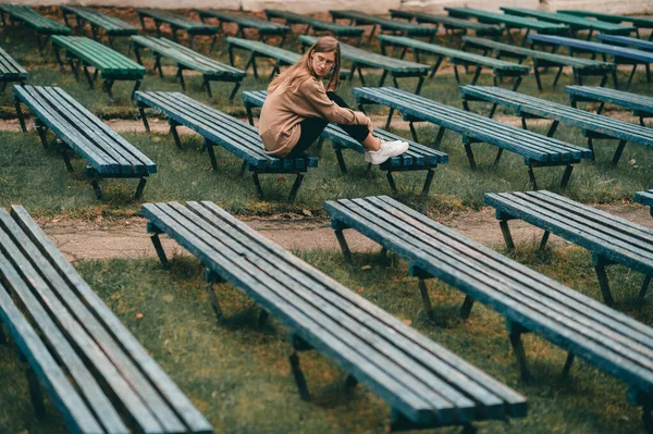 Einsamer Trauriger Teenager Der Allein Auf Einer Bank Park Mit — Stockfoto