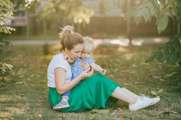 Gelukkig Jong Kaukasisch Mam Haar Kleine Blonde Zoon Tijd Doorbrengen — Stockfoto