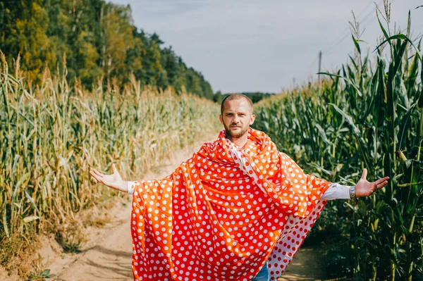 Schöner Kaukasischer Mann Mit Kurzen Dunklen Haaren Große Rot Weiße — Stockfoto