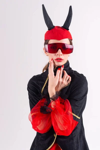 スタジオファッションポートレートの魅力セクシーな女性で未来的な眼鏡 黒赤カーニバルの衣装と悪魔の角彼女の頭 — ストック写真
