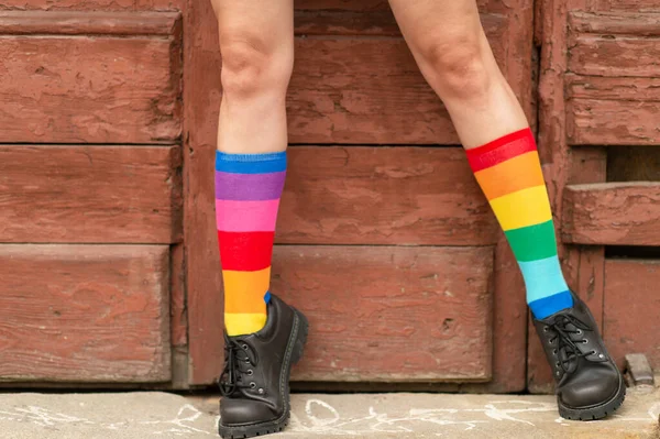 Piernas Femeninas Calcetines Arco Iris Lgbt Con Botas Masculinas — Foto de Stock