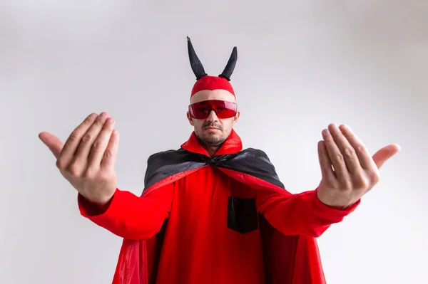 Extraño Hombre Diabólico Gafas Sol Traje Halloween Rojo Negro Posando — Foto de Stock