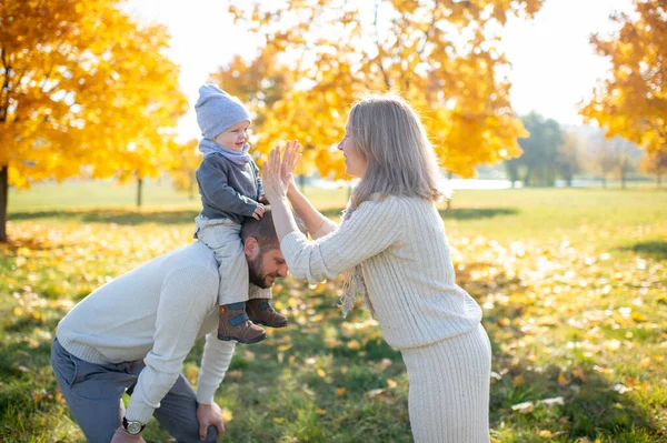 Lycklig Mor Klappar Händerna Med Sitt Barn Sittande Vid Fädernas — Stockfoto