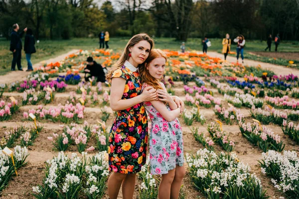 Attraktivt Barn Med Långt Rött Hår Rosa Klänning Jublar Med — Stockfoto