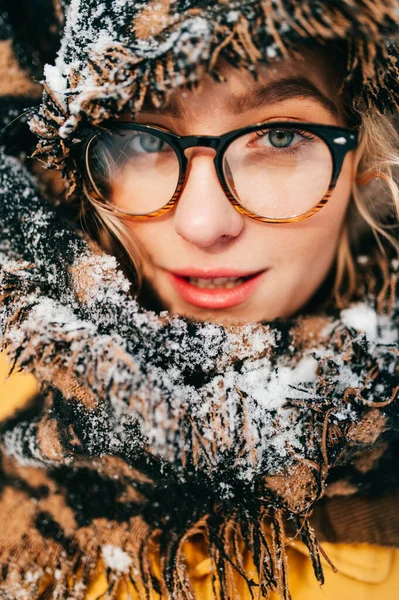珍しいかわいい女の子の創造的なライフスタイルのファッションの肖像画 奇妙な素敵な面白い女性の眼鏡です 優雅な美しい女性が官能的な顔を笑っている ビザレ反乱軍の女性は冬服を着ている 雪のスカーフ — ストック写真