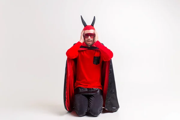 Adult Guy Black Red Diabolical Carnivale Clothes Devil Horns Standing — ストック写真